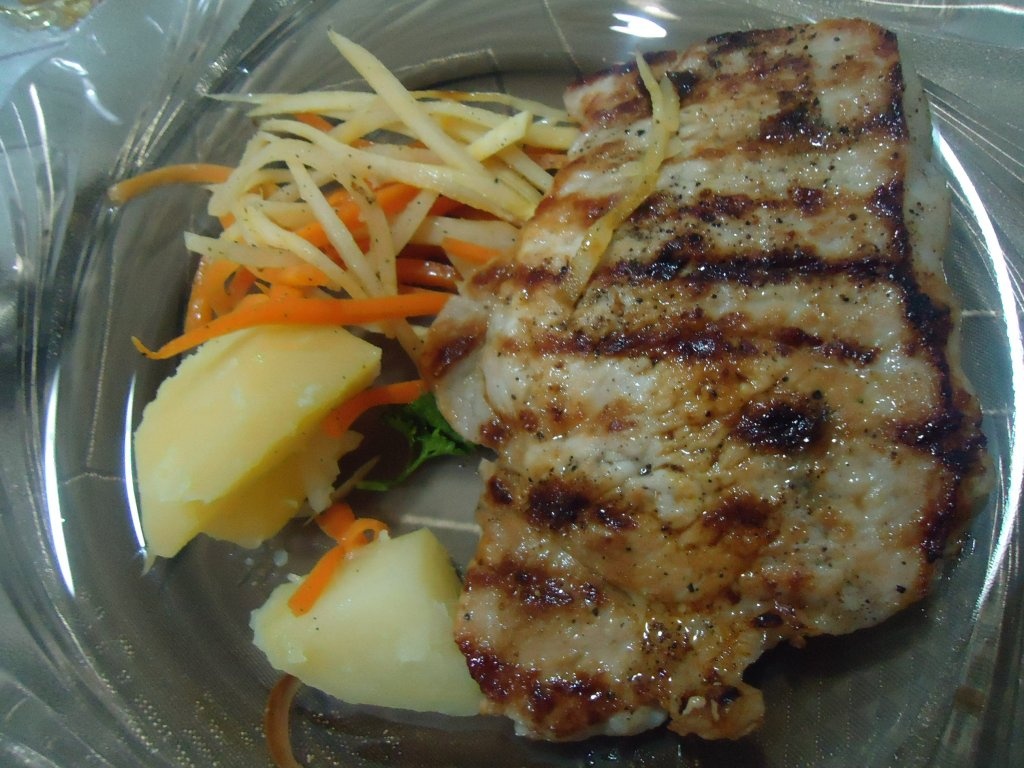 Cotlet de porc cu garnitura si sos