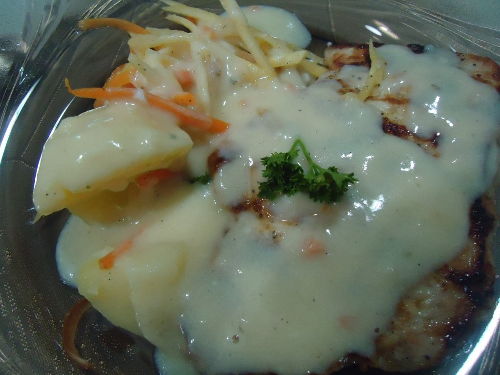 Cotlet de porc cu garnitura si sos