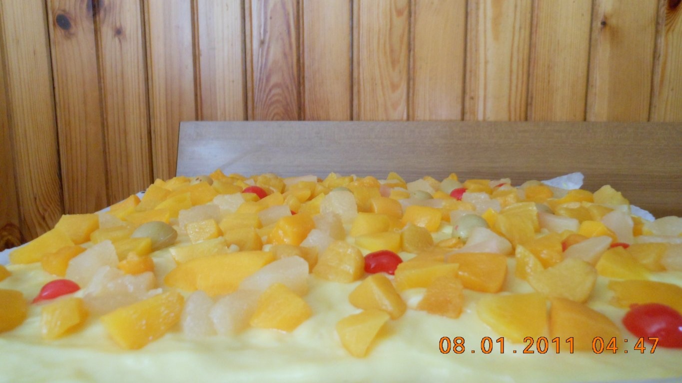 Prajitura cu crema si fructe