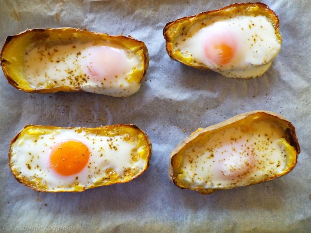 Oua ochiuri in cuib de cartofi copti