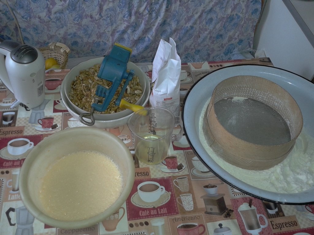 Cozonac cu nuca si stafide