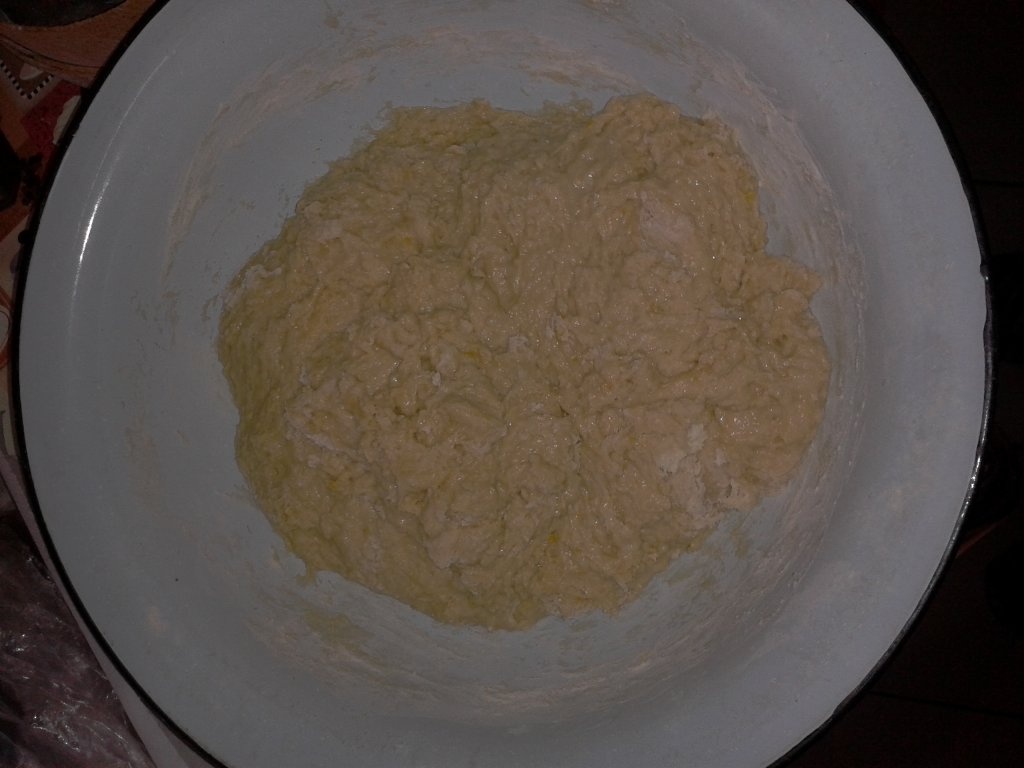 Cozonac cu nuca si stafide