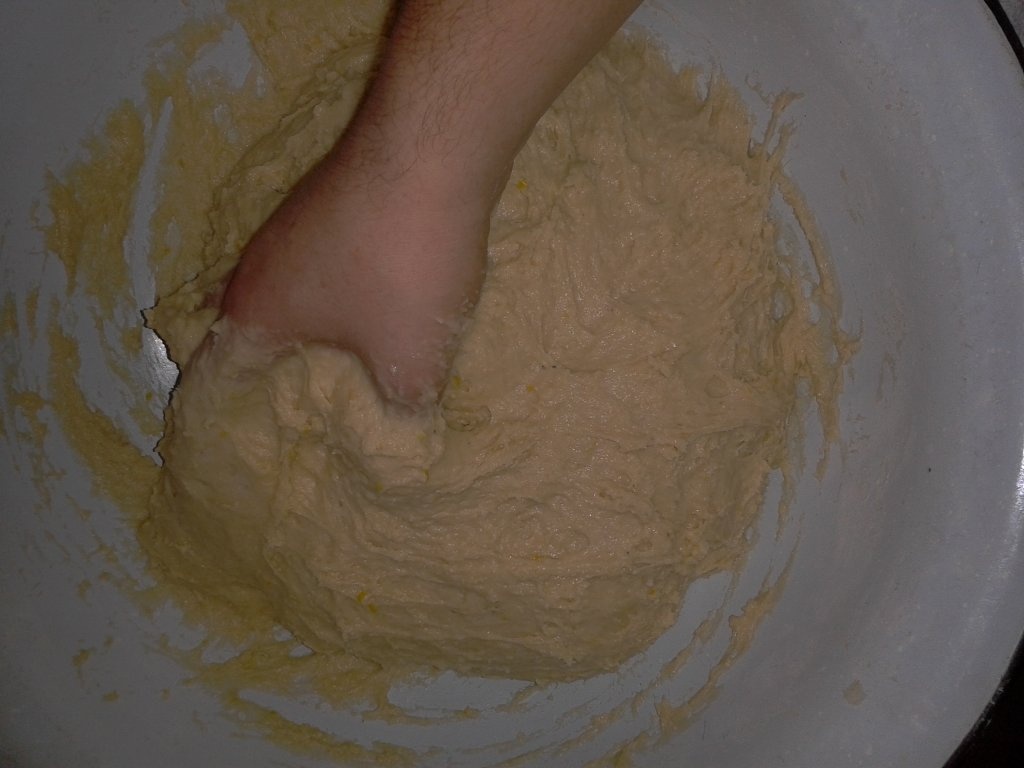 Cozonac cu nuca si stafide