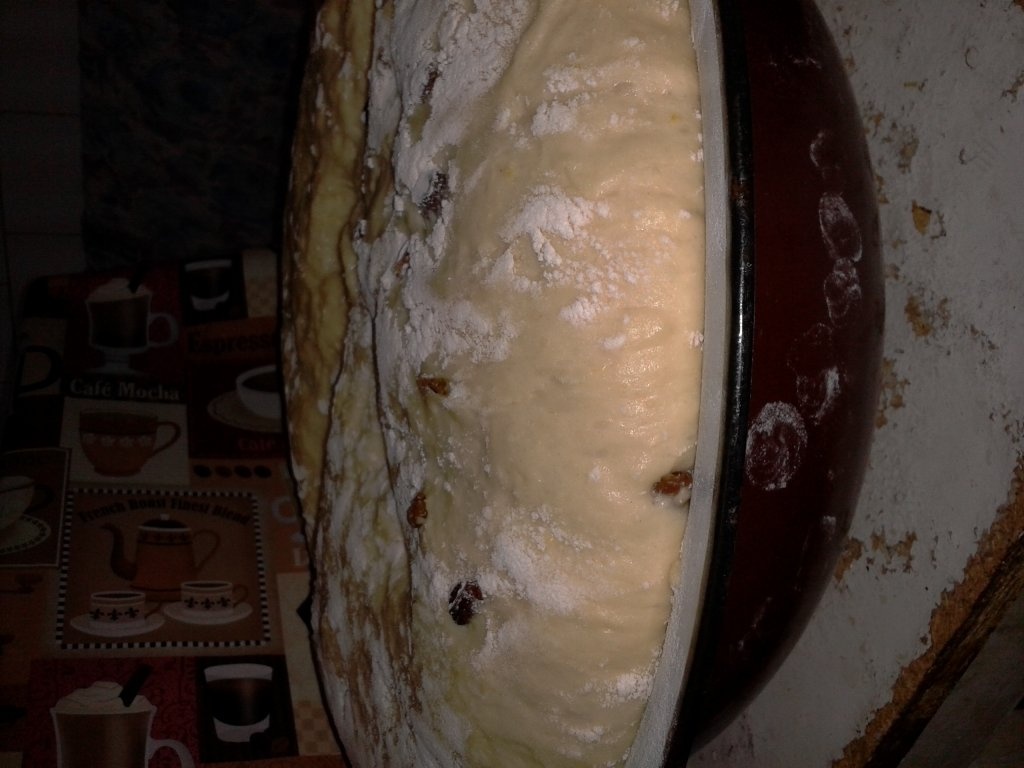 Cozonac cu nuca si stafide