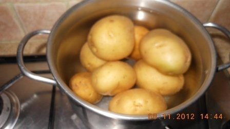 Crochete de cartofi cu salata de sfecla rosie