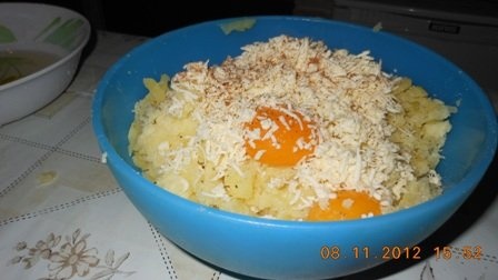 Crochete de cartofi cu salata de sfecla rosie