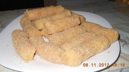 Crochete de cartofi cu salata de sfecla rosie