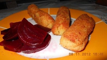 Crochete de cartofi cu salata de sfecla rosie