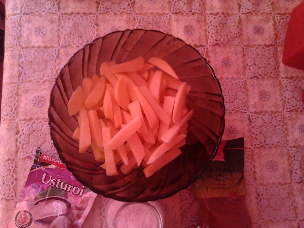 Cartofi prajiti cu boia si usturoi