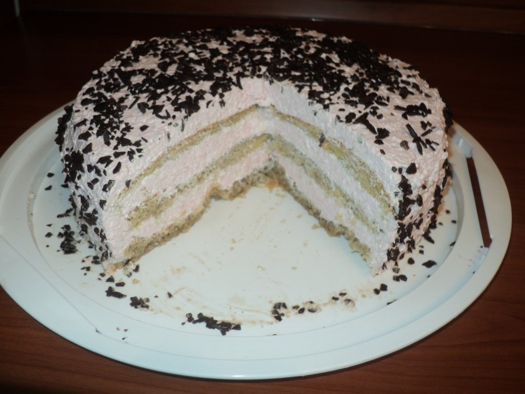 Tort cu frisca si zmeura