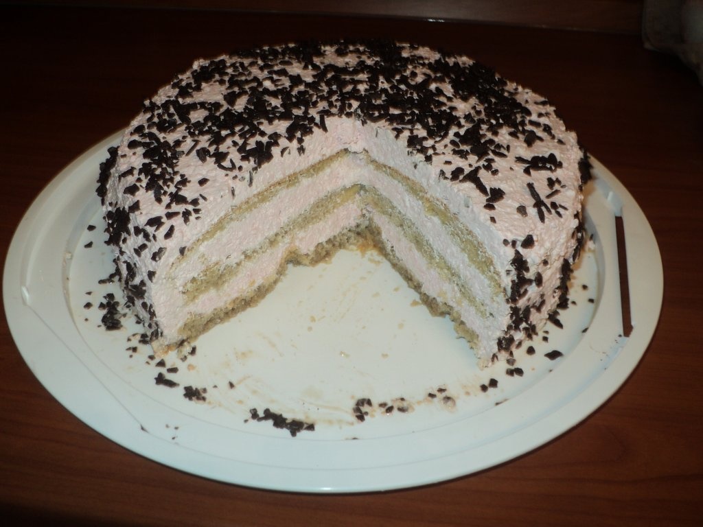 Tort cu frisca si zmeura