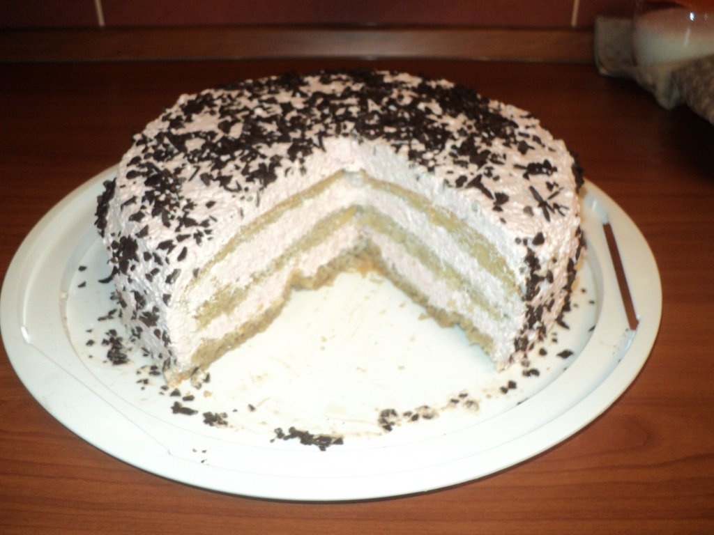 Tort cu frisca si zmeura