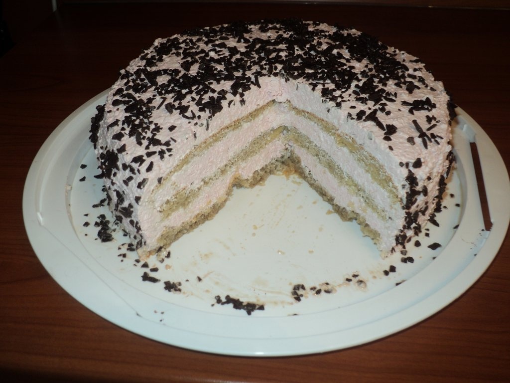 Tort cu frisca si zmeura