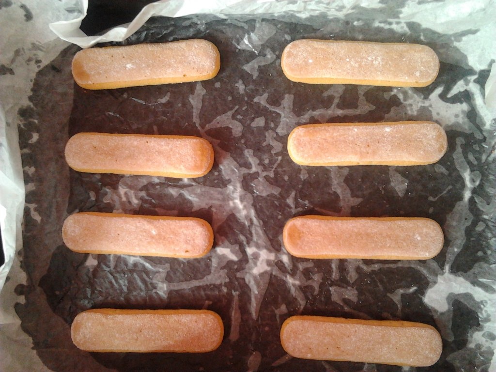 Prajitura cu piersici si piscoturi