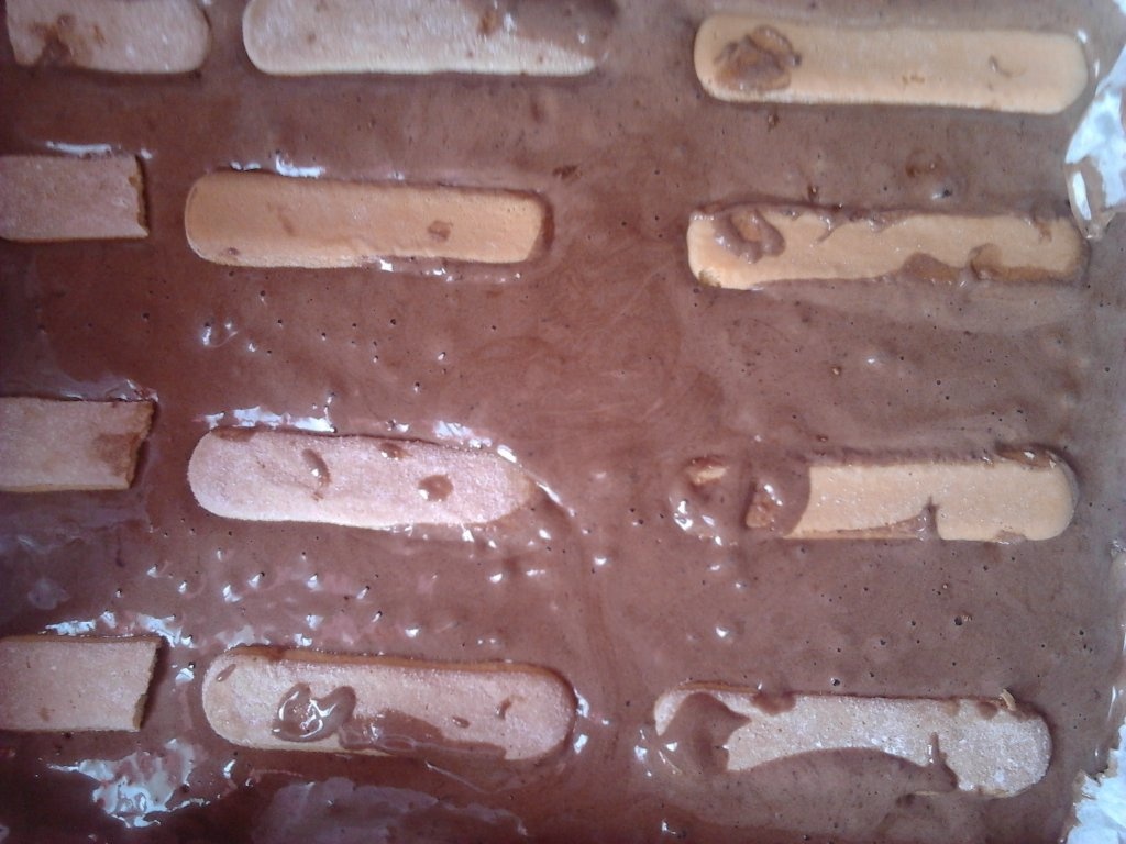 Prajitura cu piersici si piscoturi