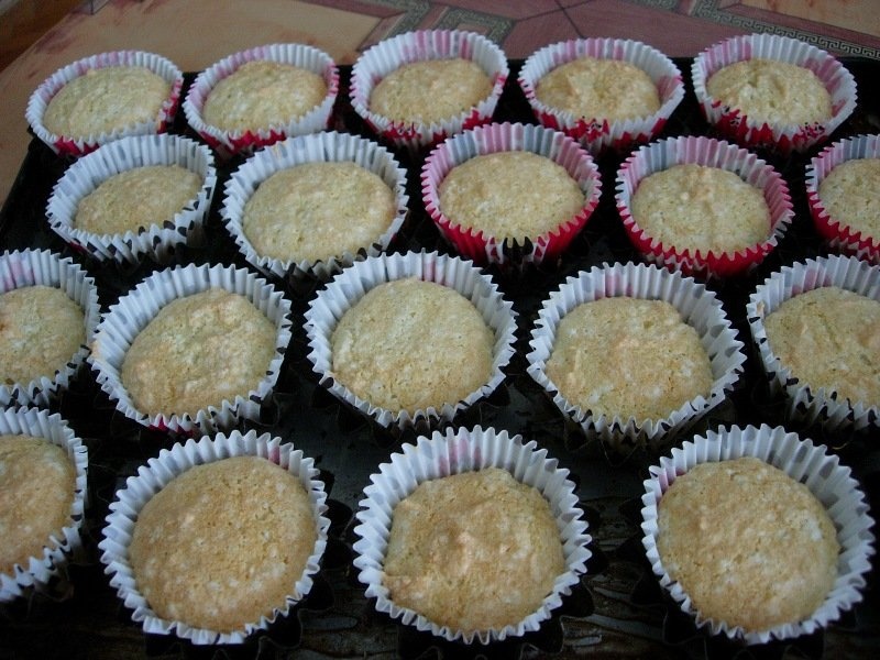 Briose din albus cu dulce de leche