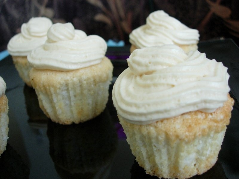 Briose din albus cu dulce de leche