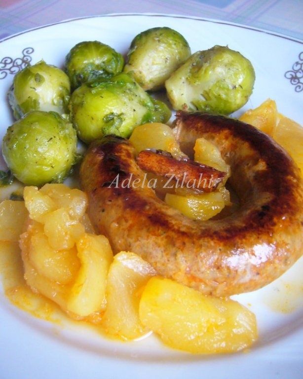 Carnati in vin cu sos de mere