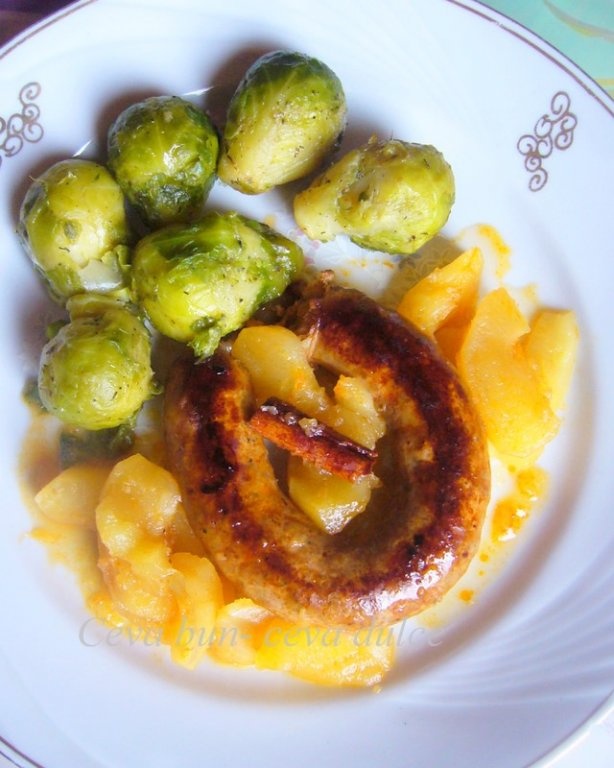 Carnati in vin cu sos de mere