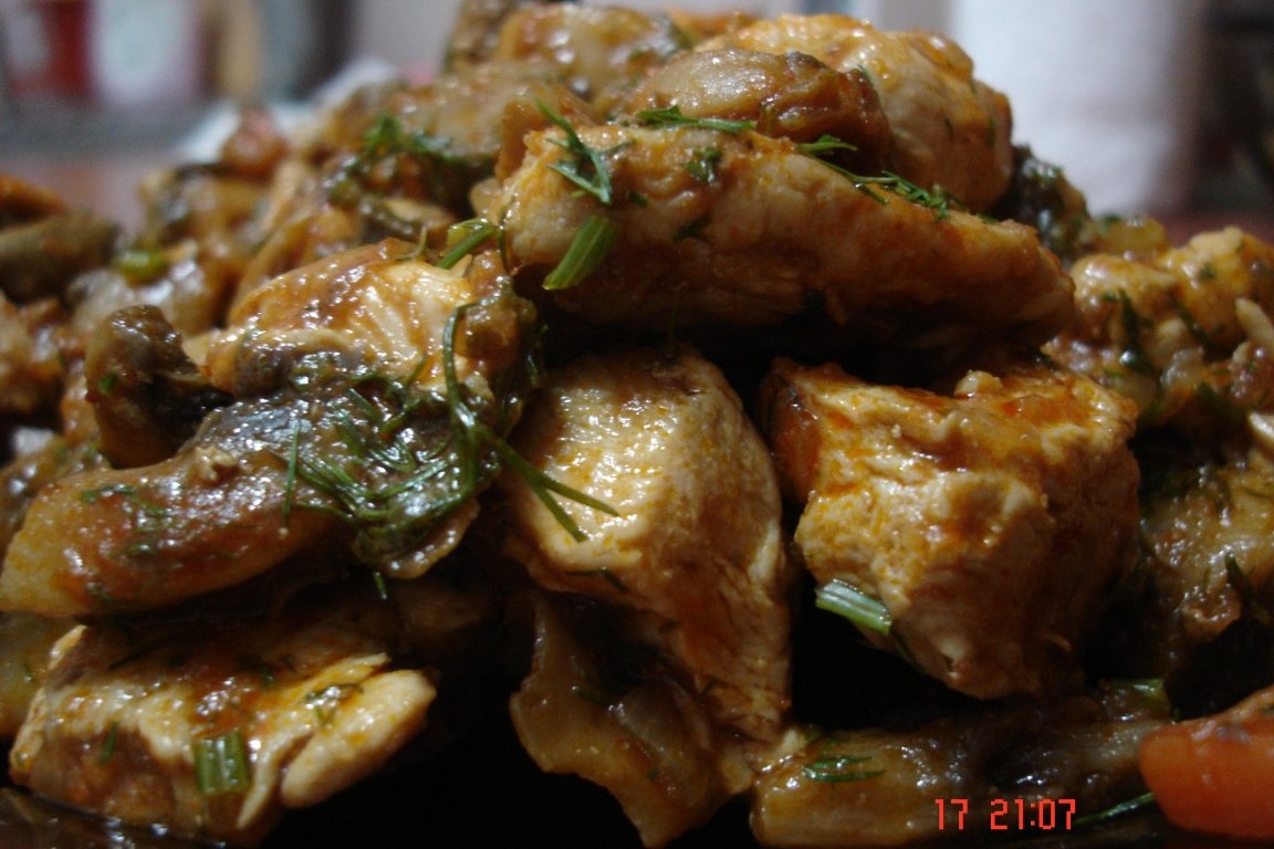 Tocanita de ciuperci cu carne de pui