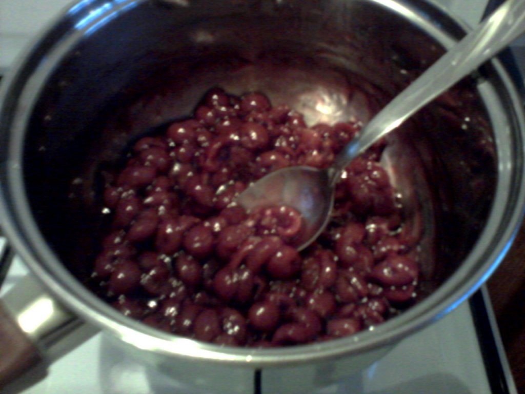 Rulada cu visine, frisca si ciocolata