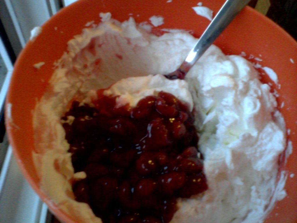 Rulada cu visine, frisca si ciocolata