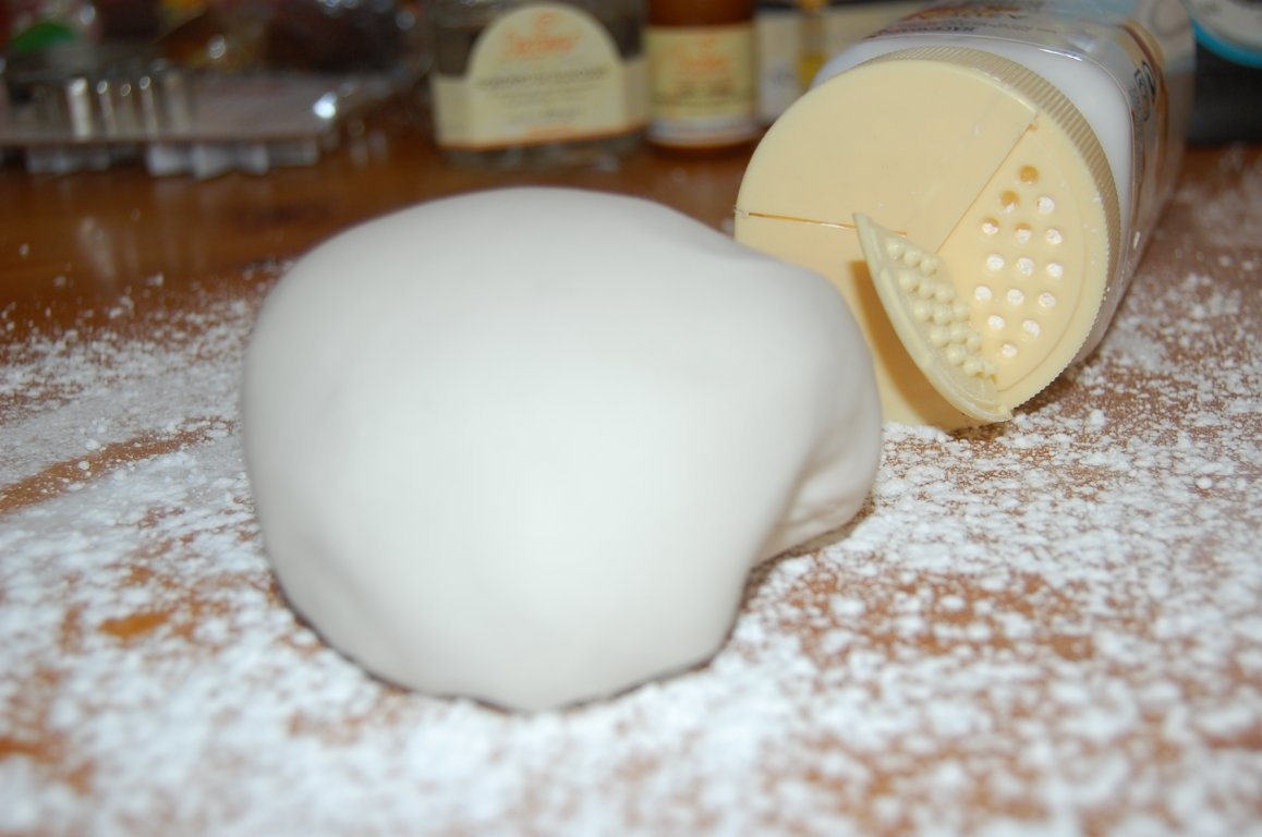 Gum Paste sau reteta bazica pentru modelaj in pasta de zahar