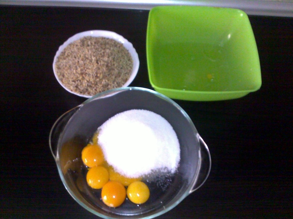 Prajitura cu gem si crema de nuci