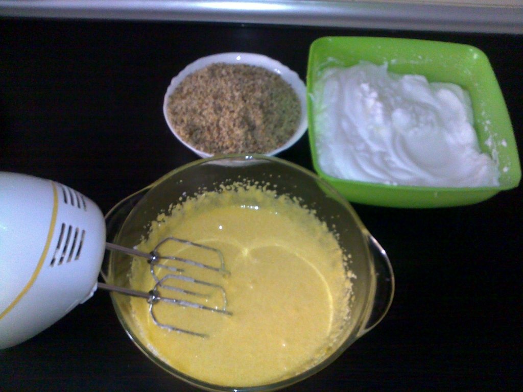 Prajitura cu gem si crema de nuci