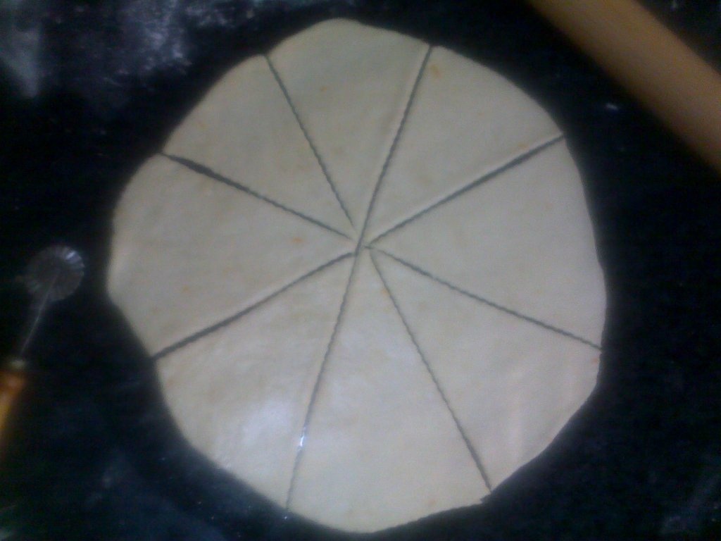 Cornulete umplute cu dulceata si nuci