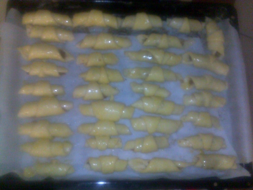 Cornulete umplute cu dulceata si nuci