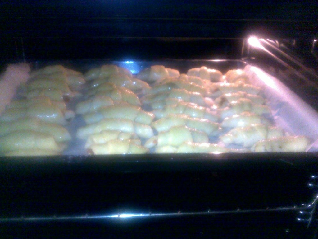 Cornulete umplute cu dulceata si nuci