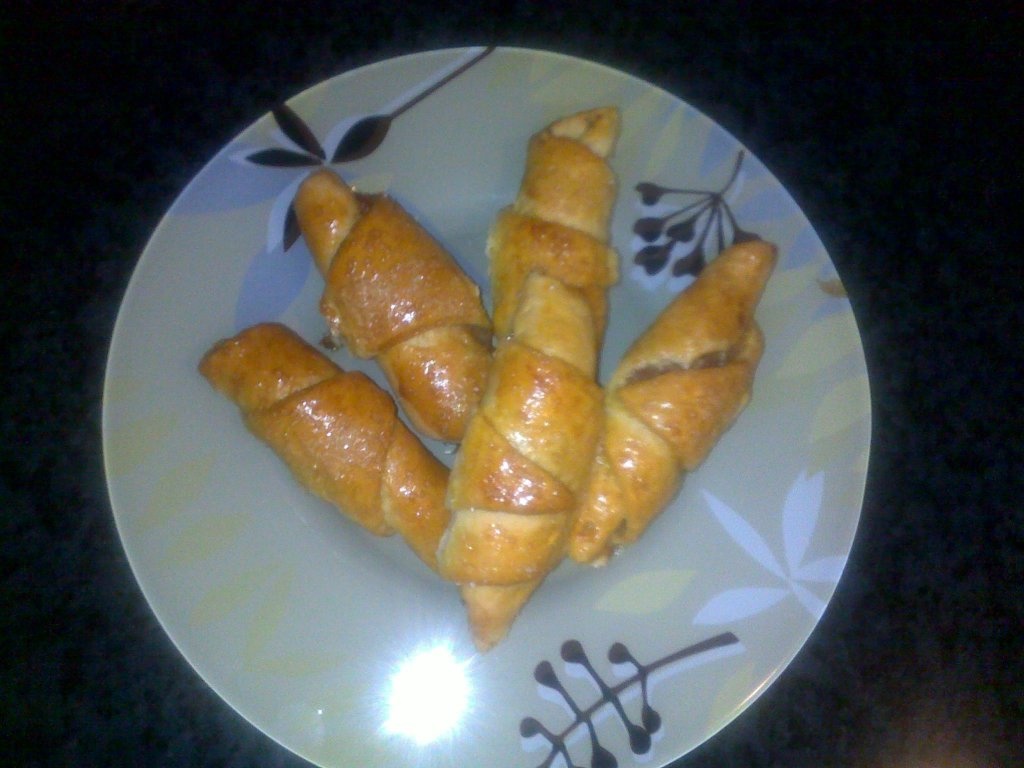 Cornulete umplute cu dulceata si nuci