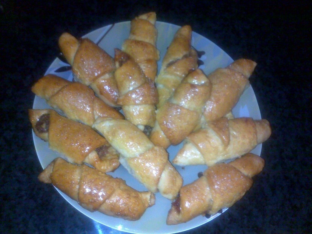 Cornulete umplute cu dulceata si nuci