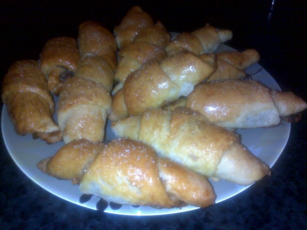 Cornulete umplute cu dulceata si nuci