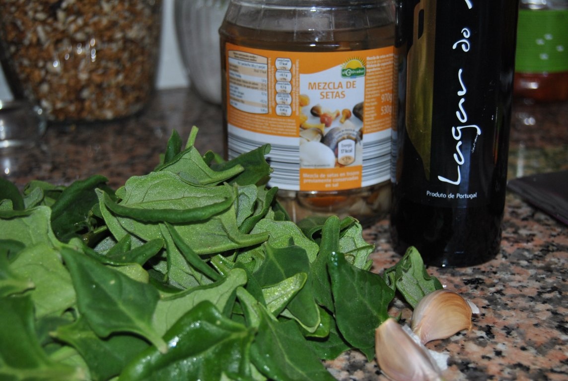 Soté de spanac cu ciuperci si usturoi