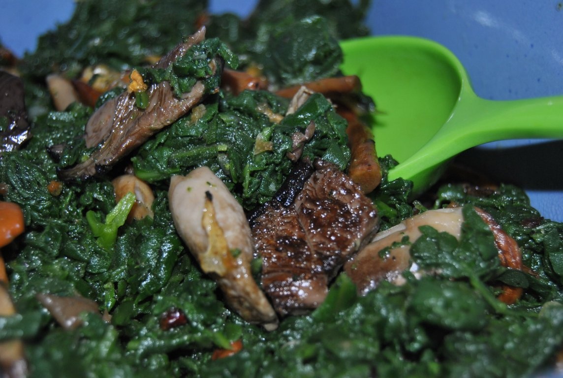 Soté de spanac cu ciuperci si usturoi