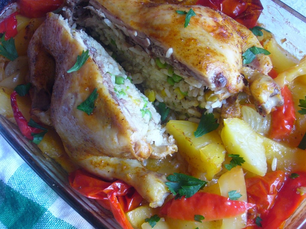 Pui umplut cu amestec hawaian si legume la cuptor