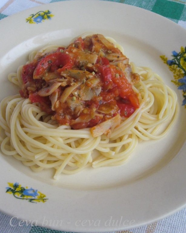 Spaghetti cu ciuperci si sos de rosii picant - de post