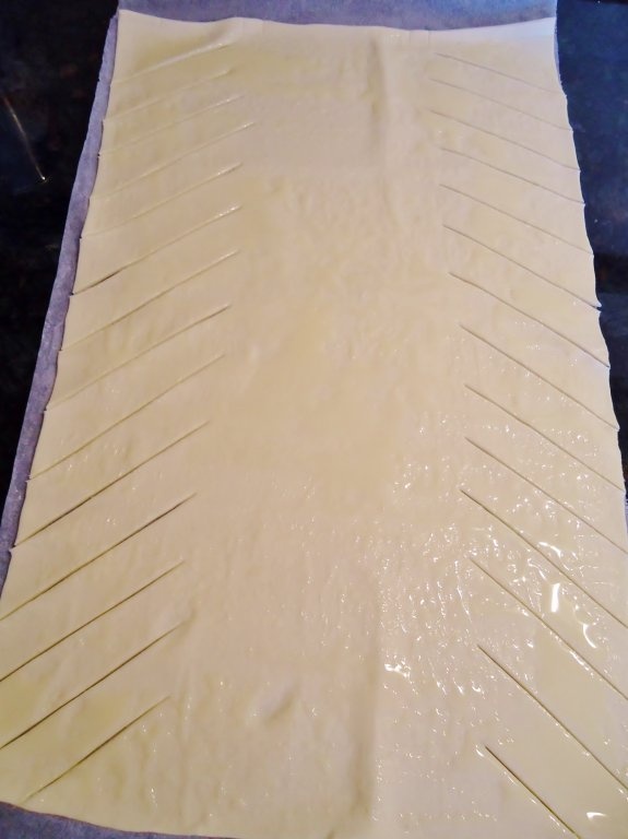 Foietaj dulce cu fructe uscate