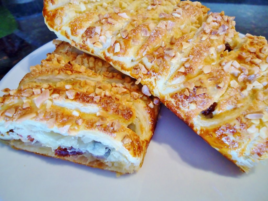 Foietaj dulce cu fructe uscate