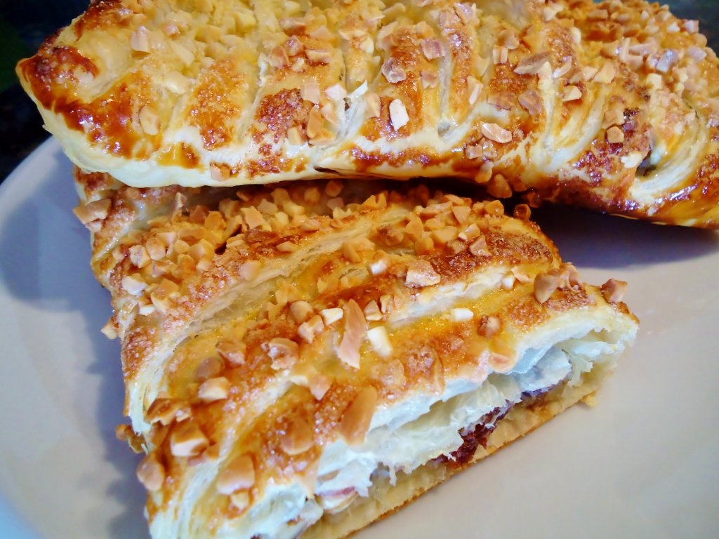 Foietaj dulce cu fructe uscate