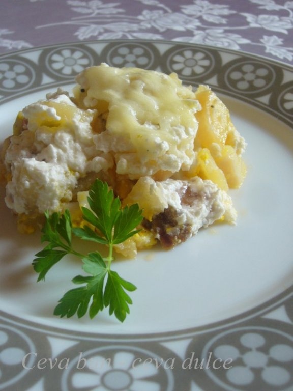 Cartofi frantuzesti cu carnati de casa