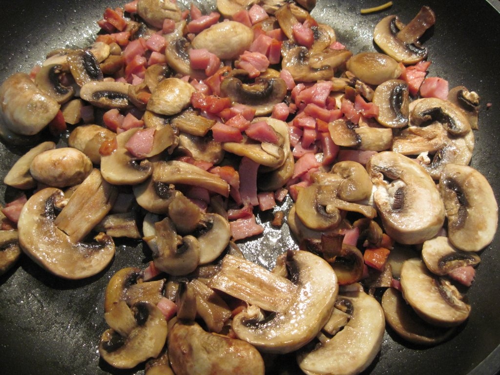 Spagheti cu ciuperci si sunca