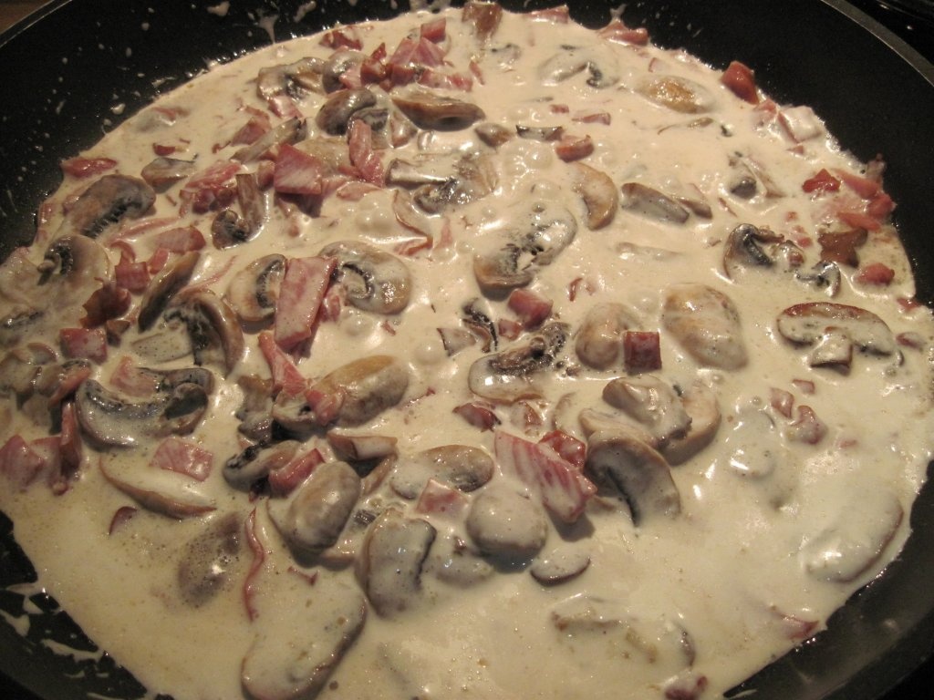 Spagheti cu ciuperci si sunca