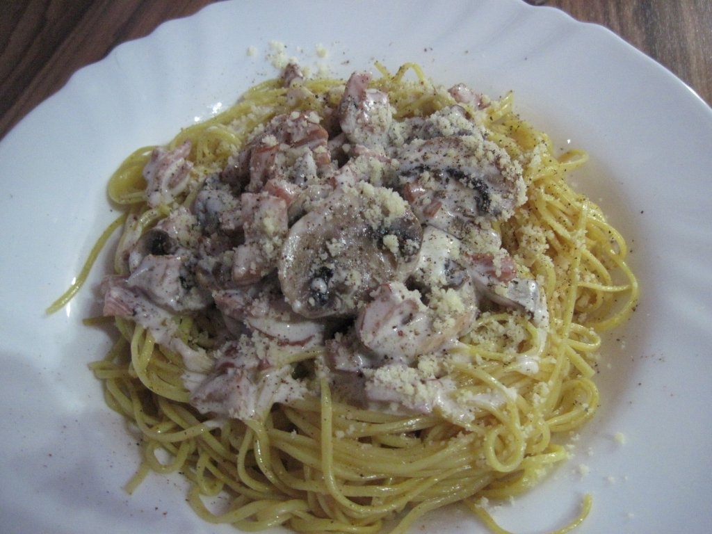 Spagheti cu ciuperci si sunca