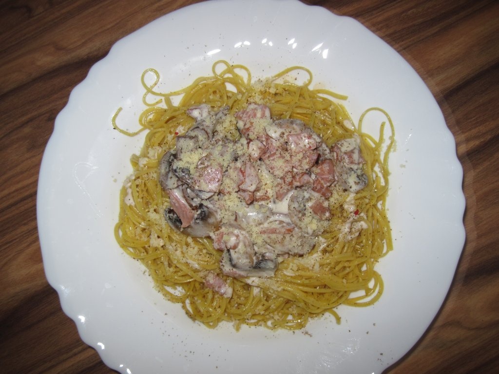 Spagheti cu ciuperci si sunca