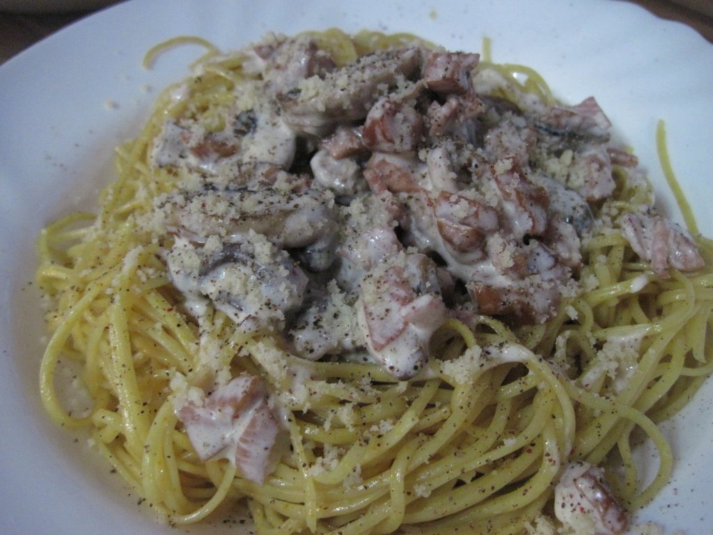 Spagheti cu ciuperci si sunca