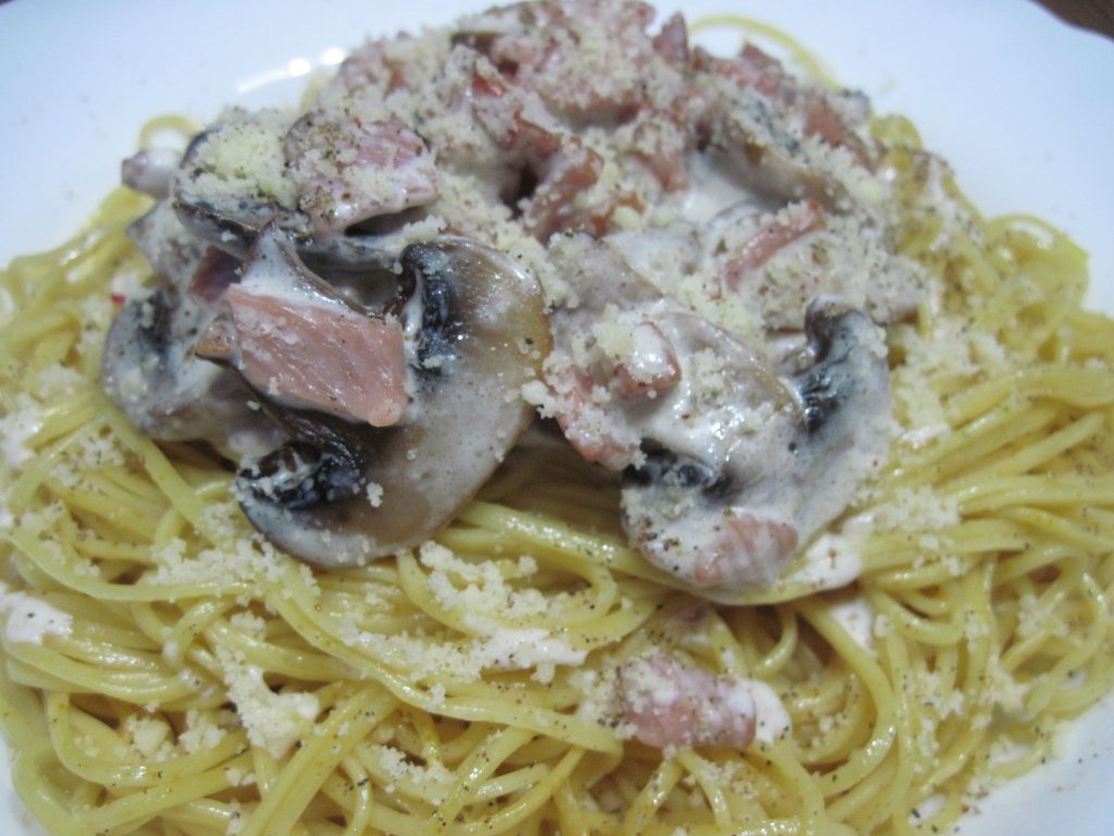 Spagheti cu ciuperci si sunca