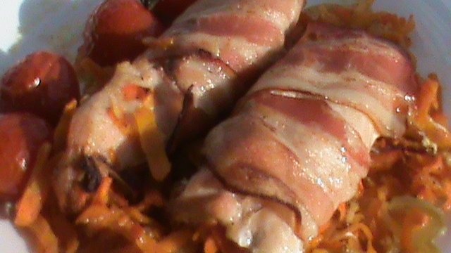 Rulada de pui in manta de bacon